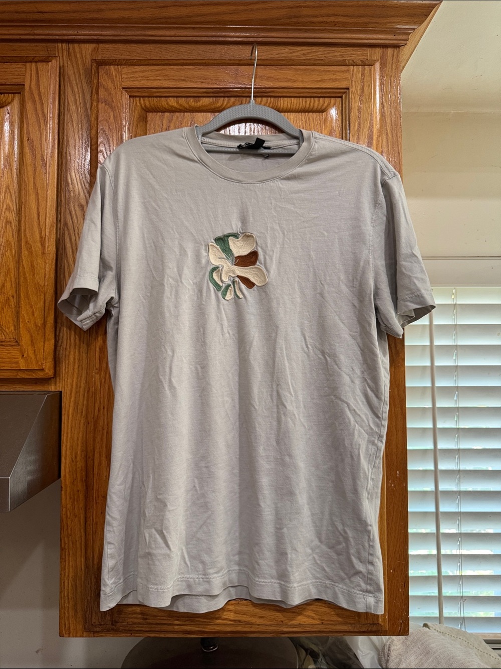 MEN’s Express Short Sleeve Tee with Floral Embroidered Patch size SMALL (36-38)